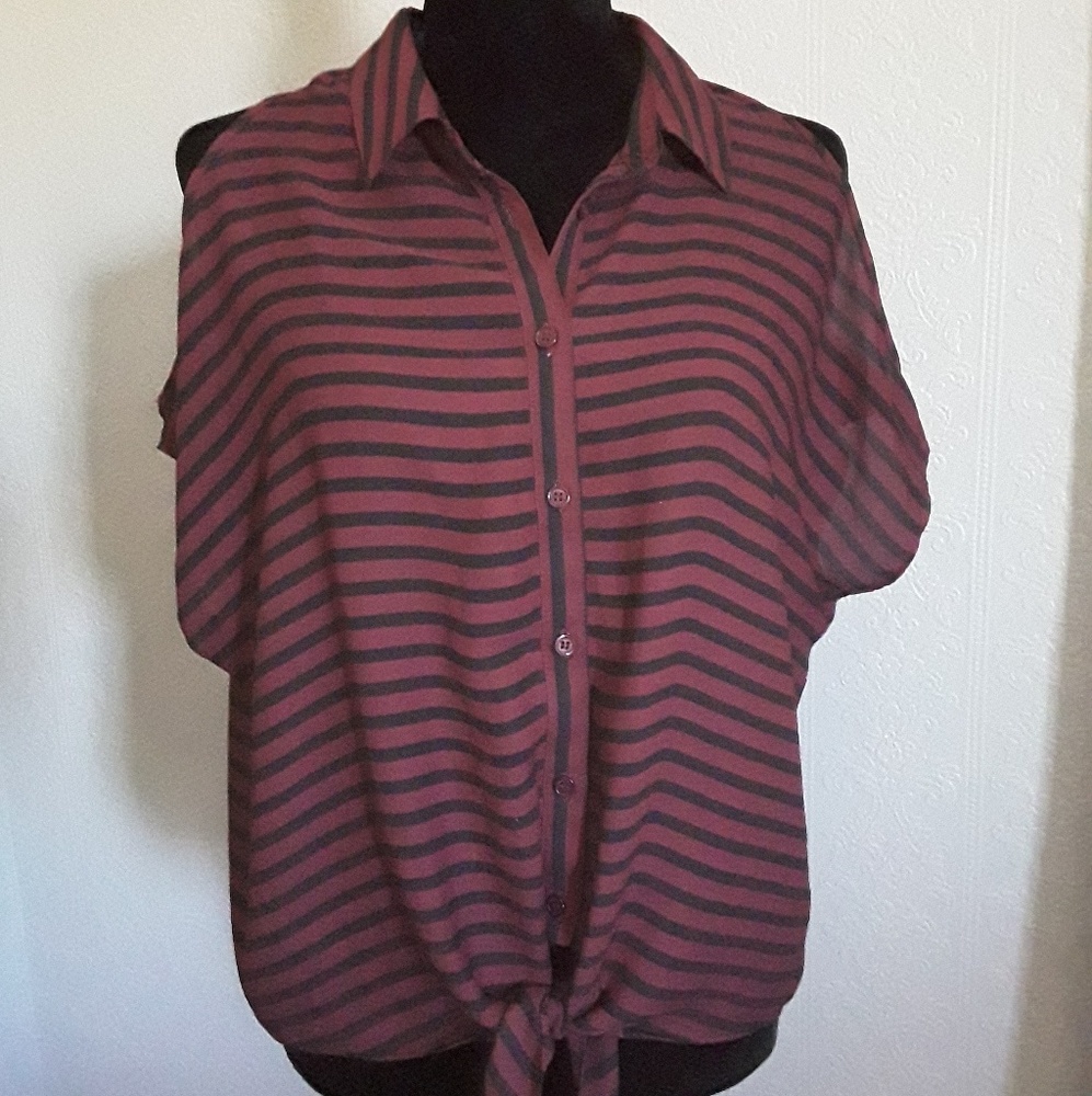 Cold Shoulder Top sz L 🎈3/$10